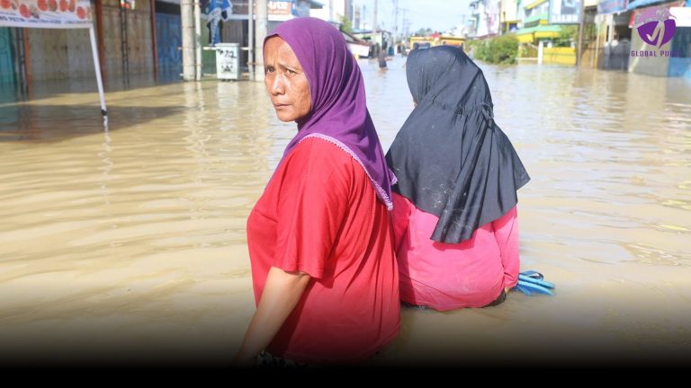 Asia floods kill over 1,000 as military aids survivors